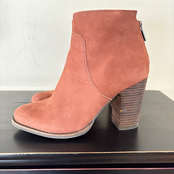 Lucky Brand suede ankle boots, heels, back zipper, leather upper, ladies 7.5 - Picture 2 of 8